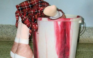 Bố mẹ mải xem tivi, bé gái 2 tuổi chết đuối thương tâm ngay trong thùng nước nhà tắm 