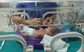 Thai phụ tiểu ra máu cục, bác sĩ khẩn cấp mổ bắt thai non