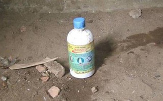Bà nội cho cháu uống nhầm nước tẩy khiến bé 1 tuổi tử vong