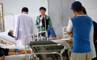TP.HCM: Y bác sĩ hoảng loạn khi côn đồ hung hãn vào viện tấn công người đang cấp cứu rồi vứt dao lại hiện trường
