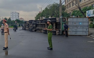 Video: Cận cảnh xe đầu kéo ôm cua lật nhào tại vòng xuyến ở Đà Nẵng