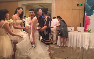 Nghe chú rể nói với bạn "đã ngủ với nhau rồi kiểu gì chẳng phải cưới", cô dâu tuyên bố hủy hôn nhưng hành động của bố vợ đại gia mới cực "ngầu"