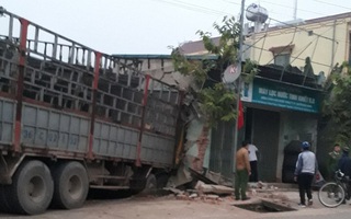Kinh hoàng xe tải mất lái tông xuyên 2 nhà dân