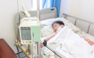 Nhìn cảnh tượng đau lòng của con trai 9 tuổi trong nhà tắm, mẹ không ngờ đó lại là dấu hiệu cảnh báo căn bệnh cực kỳ nguy hiểm ở trẻ