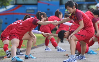 Khổ như đội tuyển nữ Việt Nam: Ăn uống khó khăn, giờ đến nước nóng để tắm cũng không có