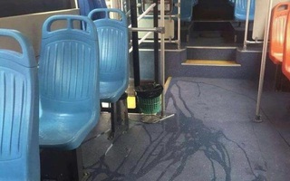 Con buồn tiểu tiện trên xe bus, mẹ thản nhiên làm một hành động và cái kết đáng buồn