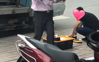 Chuỗi cửa hàng bánh ngọt - đồ uống sang chảnh nổi tiếng Hà Nội bị tố nhân viên thái độ, để bánh xuống vỉa hè bụi bẩn?
