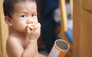 Thường xuyên cho con uống nước ngọt và đồ ăn vặt, mẹ không ngờ con bị ung thư dù mới 2 tuổi