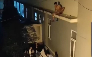 Du khách ngáo đá tự cắt vào “của quý” khi đu đưa trên tầng 20 khách sạn lại tiếp tục gây náo loạn bệnh viện