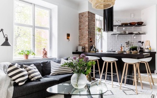 Căn hộ 45m² sáng bừng với sắc trắng bao trùm, đồ nội thất nổi bật trong mọi khoảnh khắc