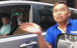 Đi ngược chiều làm tắc nghẽn giao thông, người đàn ông giở thói côn đồ hành hung người “cả gan” nhắc nhở