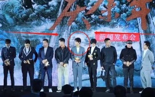 Họp báo "Khánh dư niên": Tiêu Chiến đóng vai phụ nhưng bị kéo vào giữa, lập tức đi ra ngoài khiến ai cũng trầm trồ  