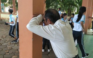 Chức vụ lớn nhất trường nhưng lại phải úp mặt vào góc tường, hỏi ra mới biết thầy Hiệu trưởng đang chơi trốn tìm với học sinh cực hài