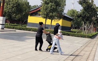 "Dạ Hoa" Triệu Hựu Đình bận quay phim, bà xã Cao Viên Viên một mình đưa con gái đi chơi Hoành Điếm