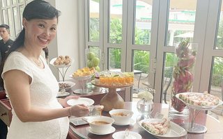 Shark Linh mặc váy bó khoe bụng bầu đẹp xuất sắc, nhưng chị em chỉ giật mình vì bí kíp "chụp ảnh vui vẻ" của bà bầu 42 tuổi