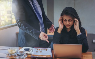 Chẳng may bị sếp hoặc đồng nghiệp "ngứa mắt" khiến cuộc sống văn phòng trở nên khổ sở u uất, bạn nên làm 3 điều sau khi trở về nhà