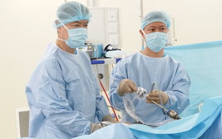 Liên tục sụt cân và đại tiện ra máu, người phụ nữ may mắn phát hiện kịp thời 3 khối u suýt thành ung thư