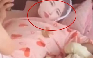 Lỡ bị giao nhiệm vụ ru con ngủ mà lại muốn chơi game, ông bố lắm chiêu đã nghĩ ra cách bá đạo