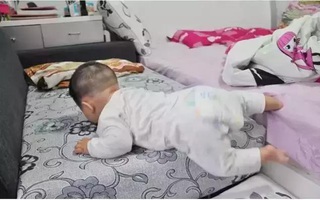 Bé trai 6 tháng tuổi ngã từ trên giường xuống đất, hành động của người bà đã khiến cháu tử vong ngay sau đó