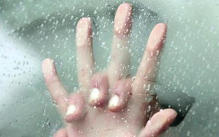 Nam thanh niên dọa tung ảnh khỏa thân của bạn gái 14 tuổi nếu không cho tiền tiêu xài