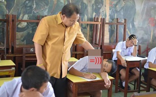 Bắt tại trận học sinh ngủ gật, thầy giáo tỉnh bơ làm 1 việc khiến ai nấy không nhịn được cười