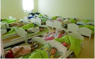 Cậu bé mẫu giáo không ngủ vào buổi trưa, bí mật làm 1 hành động khiến cô giáo đỏ mặt khi phát hiện