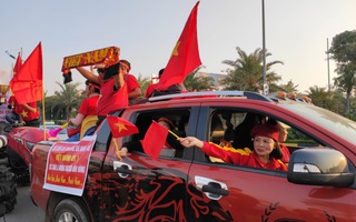 Mẹ Quang Hải cùng dàn xe máy cày diễu hành ra sân bay Nội Bài đón đội tuyển U22 Việt Nam trở về