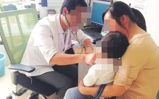 Con trai ăn phải gói hút ẩm, hành động cứu con chỉ trong 30 giây của người mẹ được bác sĩ khen "tuyệt vời"