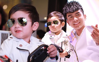 Con trai Đan Trường cực đáng yêu trong lễ ra mắt công ty riêng, dân tình ai nấy cười nắc nẻ vì "ngài" chủ tịch lạnh lùng tay cầm đồ chơi siêu anh hùng