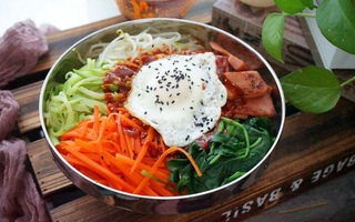 Tối về trễ, tôi làm ngay món cơm trộn kiểu Hàn vừa nhanh vừa đủ chất cho cả nhà