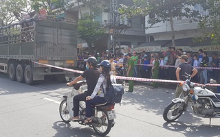 Trên đường tới trường đón con đi học về, người mẹ chết thảm dưới bánh xe tải