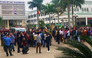 Hàng trăm người vây kín bệnh viện đòi làm rõ cái chết bất thường của sản phụ