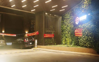 TP.HCM: Cư dân bức xúc treo băng rôn phản đối chủ đầu tư The Everrich Infinity khi nửa đêm bị chặn vào bãi giữ xe
