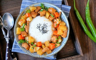 Bữa tối bận rộn, tôi nấu mỗi món cơm gà rất đơn giản mà cả nhà ai cũng thích
