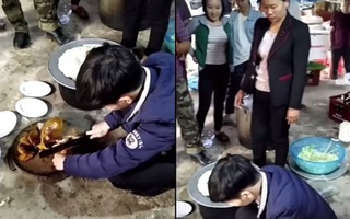 Hình ảnh có 1-0-2 khi chàng rể lần đầu trổ tài chặt thịt gà nhưng 4 bề xung quanh lại bị bố mẹ, cô, dì, thím bên vợ kè kè giám sát đến thương