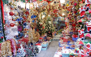 Mới đầu tháng 12 nhưng thị trường đồ trang trí Noel đã vô cùng sôi nổi ở con phố tấp nập bậc nhất Hà Nội