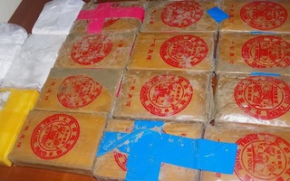Cả làng náo động vì nhặt được 25 bánh heroin ở bãi biển