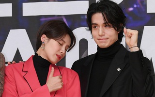 Gần 20 năm hoạt động trong làng giải trí, đây là lần đầu tiên "Thần chết" Lee Dong Wook công khai thể hiện hành động thân mật với một sao nữ