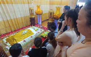 Nghẹn ngào cảnh dòng người từ phương xa đến đưa tiễn bé Phạm Đức Lộc về cõi vĩnh hằng