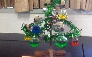 Nhìn lớp Hóa đón Giáng sinh mà dân tình hết hồn: Làm cây thông phiên bản "Chemistree", trang trí lủng lẳng những ống nghiệm, hóa chất