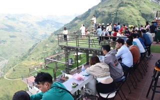 Tòa nhà 7 tầng Mã Pì Lèng bất ngờ mở cửa trở lại dù đã bị đình chỉ kinh doanh, bất chấp dư luận