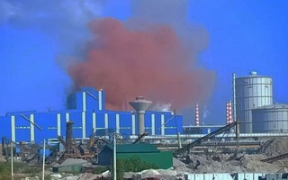 Xuất hiện khói màu hồng bất thường tại Nhà máy Thép Hòa Phát Dung Quất