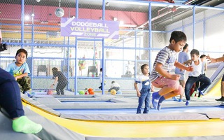 Các chuyên gia lên tiếng cảnh báo nguy hiểm khi trẻ chơi bạt nhún: Nhảy trên bạt nhún như lấy búa đập vào đầu
