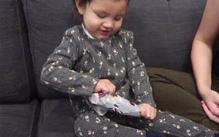 Bị bố "chơi khăm" tặng món quà Giáng sinh "tồi tệ nhất từ trước đến nay" nhưng phản ứng của bé gái mới khiến mọi người bất ngờ