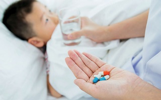 Chuyên gia mách mẹ nguyên tắc 4Đ để tránh kháng kháng sinh