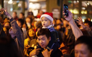 Chùm ảnh người Hà Nội kéo nhau đông nghịt ra khu trung tâm chơi Noel, dù có đôi hay không thì cứ xuống phố vui trước đã!