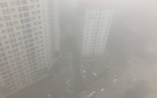 Hà Nội: Gần trưa vẫn chìm đắm trong bầu trời mờ ảo