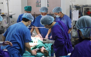 Các bác sĩ cứu sống bệnh nhân đa chấn thương trong gang tấc