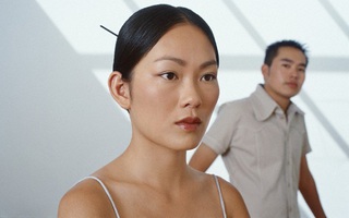 Thấy quyển lịch bàn của vợ đầy những dấu khoanh tròn, tôi ngạc nhiên nhưng không hỏi cho đến khi vô tình chạm vào một ứng dụng trong điện thoại của vợ, sự thật mới lộ tẩy