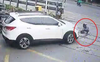 Nữ nhân viên gác chắn bị ô tô tông gãy chân khi đang làm việc
